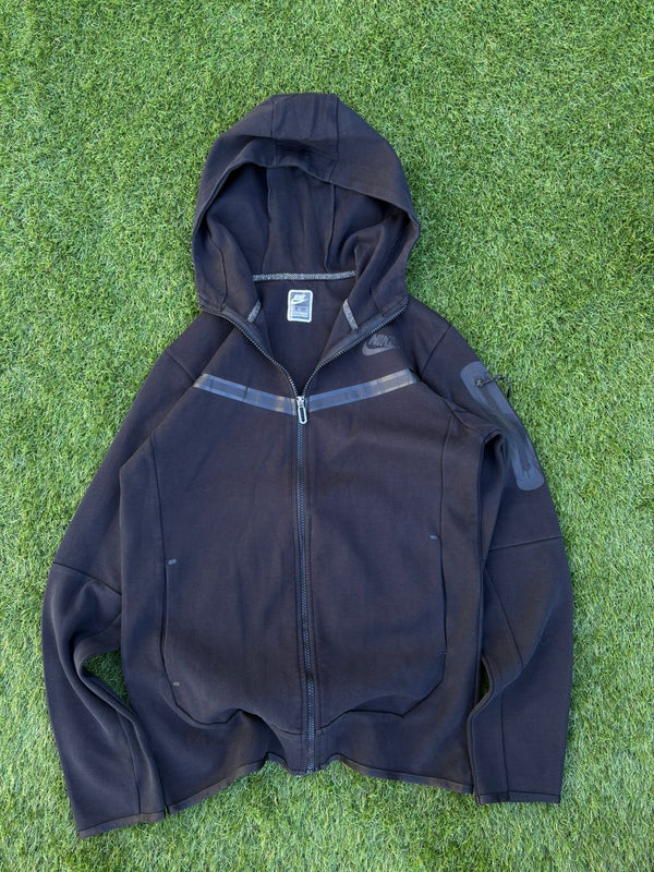 Black Nike Tech Fleece full-zip 
Size:small baggy